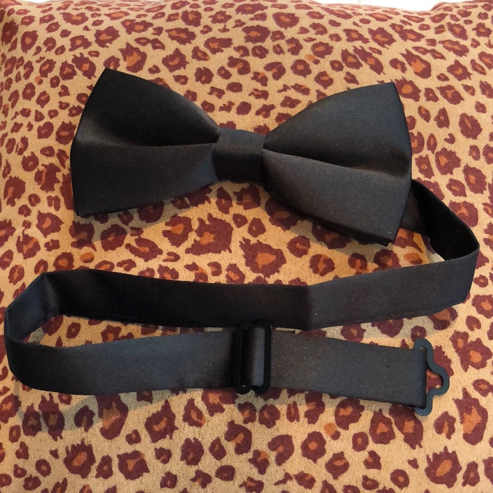 NWOT formal matte black bowtie, pre-tied